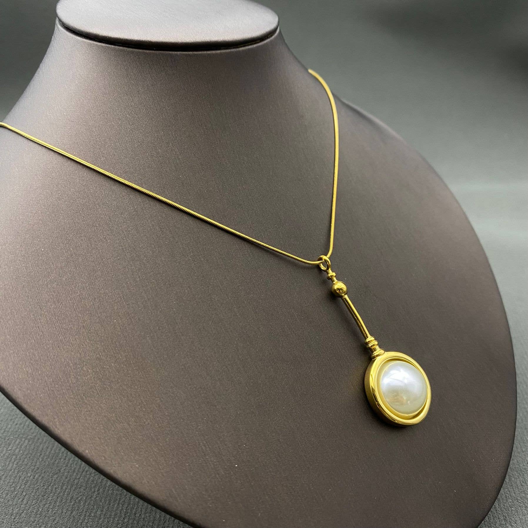 Mio Queena - Wholesale Pendant/Charm Necklace - Pearl Inlaid 18K golden SS Pendulum Charm Necklace - FGS1