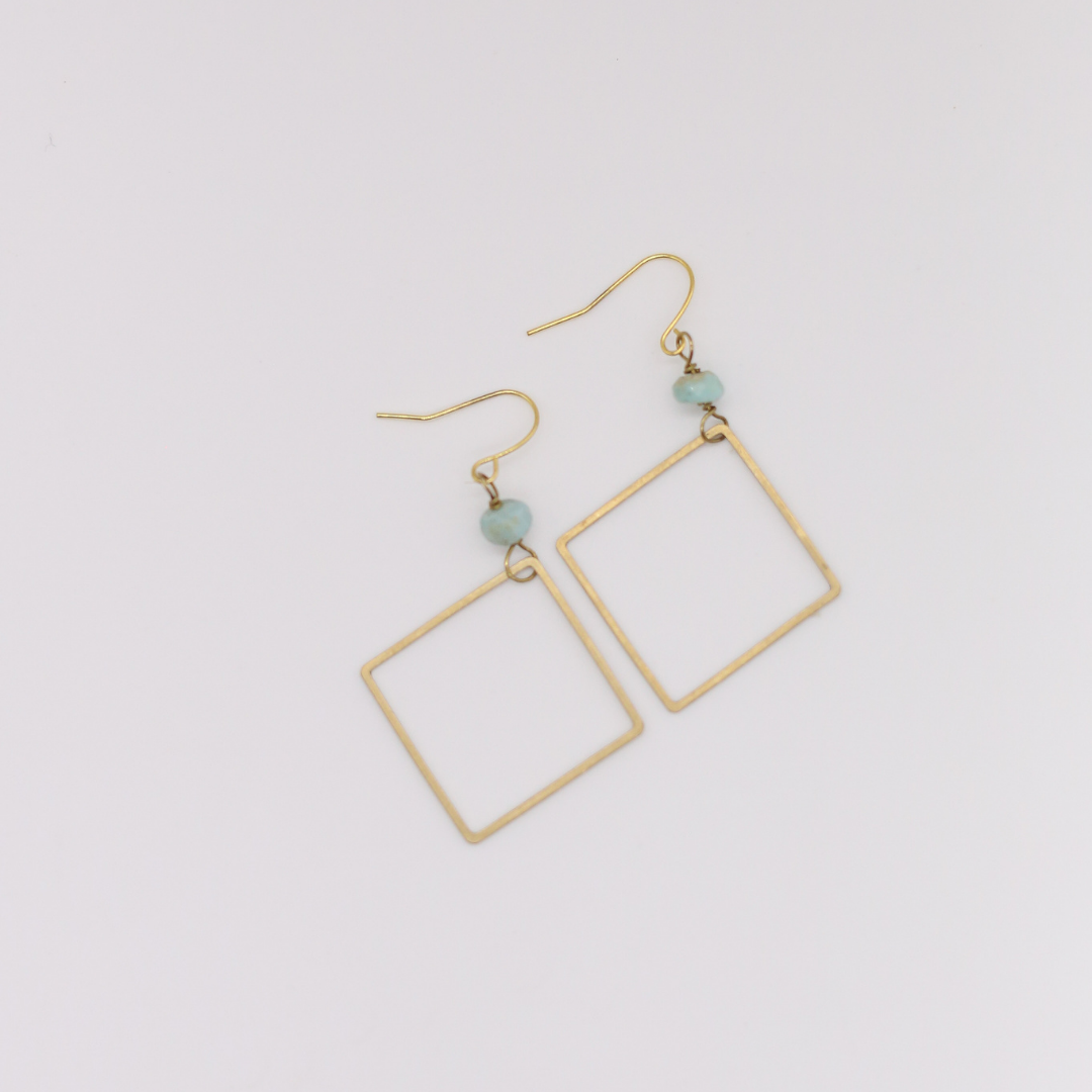 Seeds – Großhandel Ohrhänger – Julia-Ohrringe | Quadratische Anhänger aus Messing, echte Steinperlen1