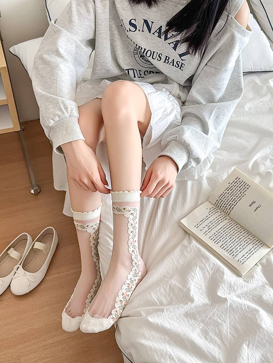 Rose Chaussettes transparentes avec dentelle florale 🤍🌸 en vente sur Faire0