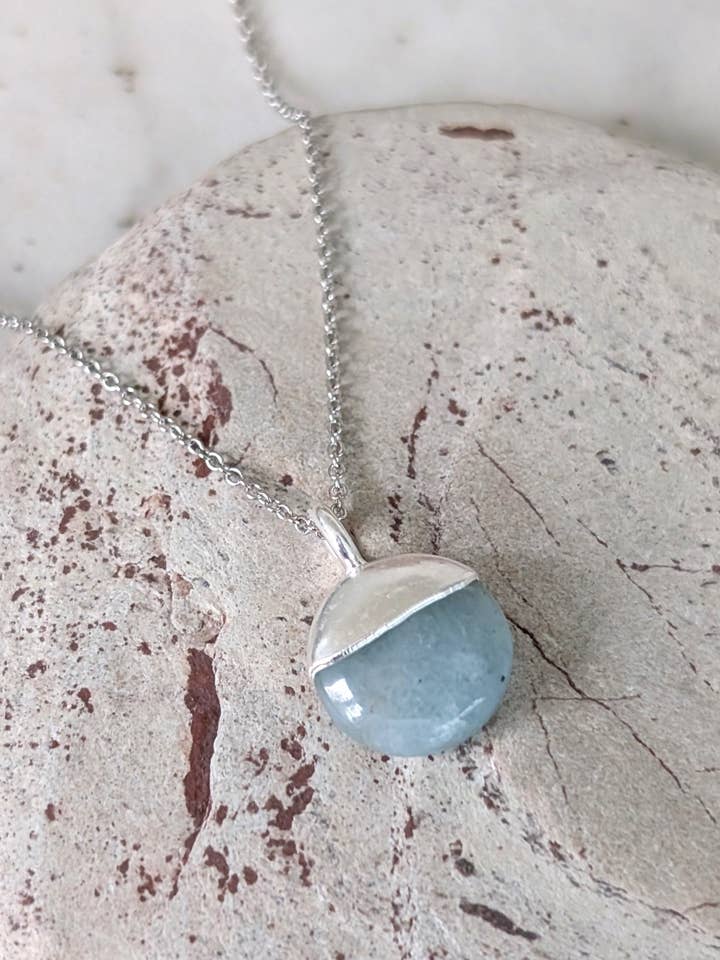 Collana con Pietra di Nascita di Marzo Acquamarina Orb per la vendita all'ingrosso da parte di Lapis London