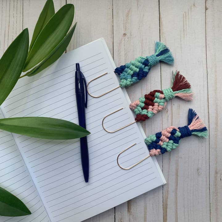 Petit bloc-notes en macramé en forme de queue de sirène, agrafe à agenda pour la vente par Cozy Rose Collective