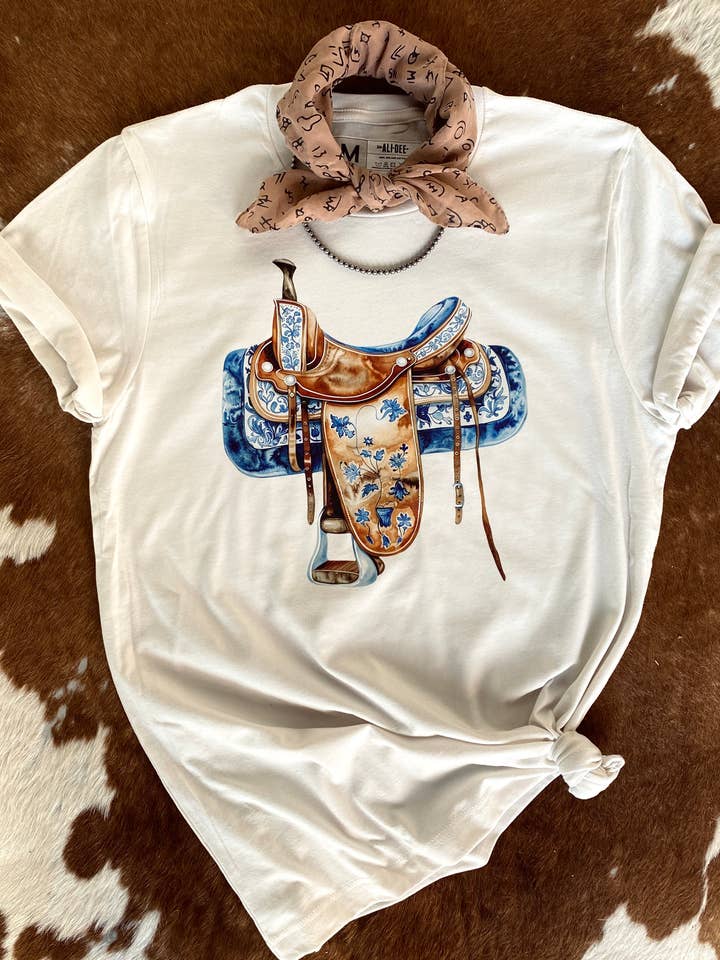 T-shirt graphique western avec selle fantaisie - Blanc vintage pour la vente par Ali Dee