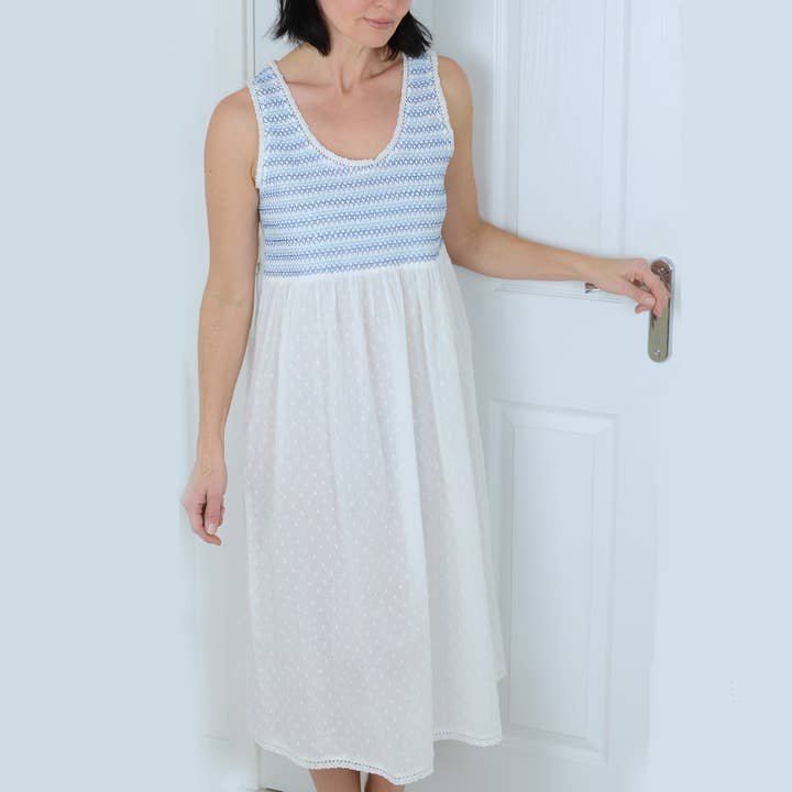 Camicia da notte in cotone bianco con scollo profondo per la vendita all'ingrosso da parte di Blue & White Company