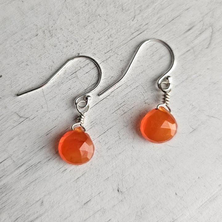 Minimalistiske Hængeøreringe - Dyborange Karneol Briolette for engroshandel hos Divine Dragon Designs