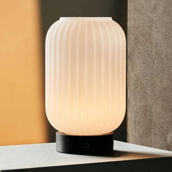 Lampe rechargeable unique Lilly brun foncé | 3 modes d'éclairage, dimmable et batterie de 100 heures pour la vente par Tavellio