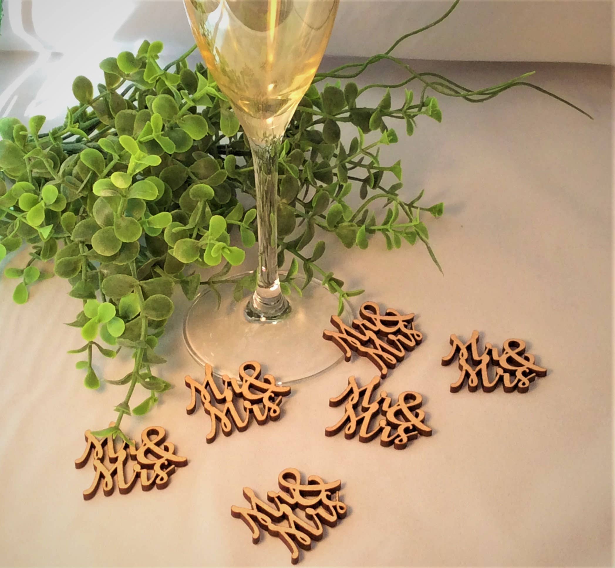 Deco Rach Design – Großhandel Tischdeko – Rustikaler Hochzeitstisch aus Holz, Konfetti, Vintage-Stil, Mr. and Mrs4