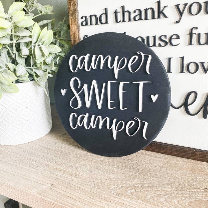 Panneau rond en bois 3D Camper Sweet Camper pour la vente par Dakota + Pine Design Co.