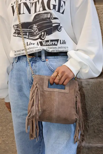 Cassette Barcelona - Vendita all'ingrosso Borsa a tracolla - Donna - Borsa a tracolla in pelle scamosciata bordeaux con nappine Mina10