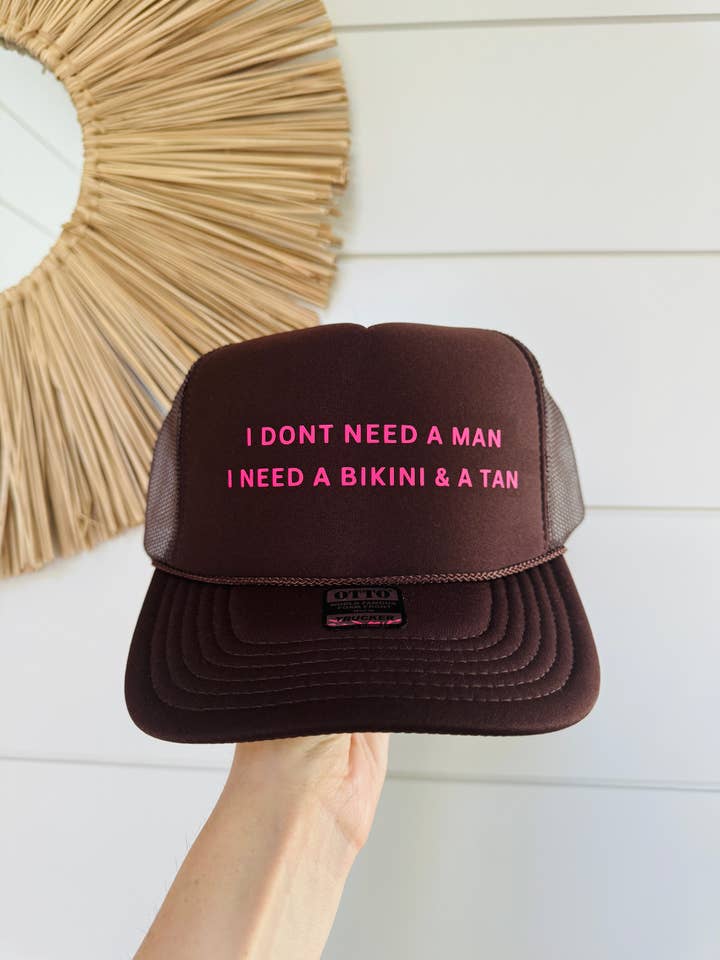 BIKINI & A TAN Trucker Hat | Brun & Neonpink for engroshandel hos The Day Away Collective