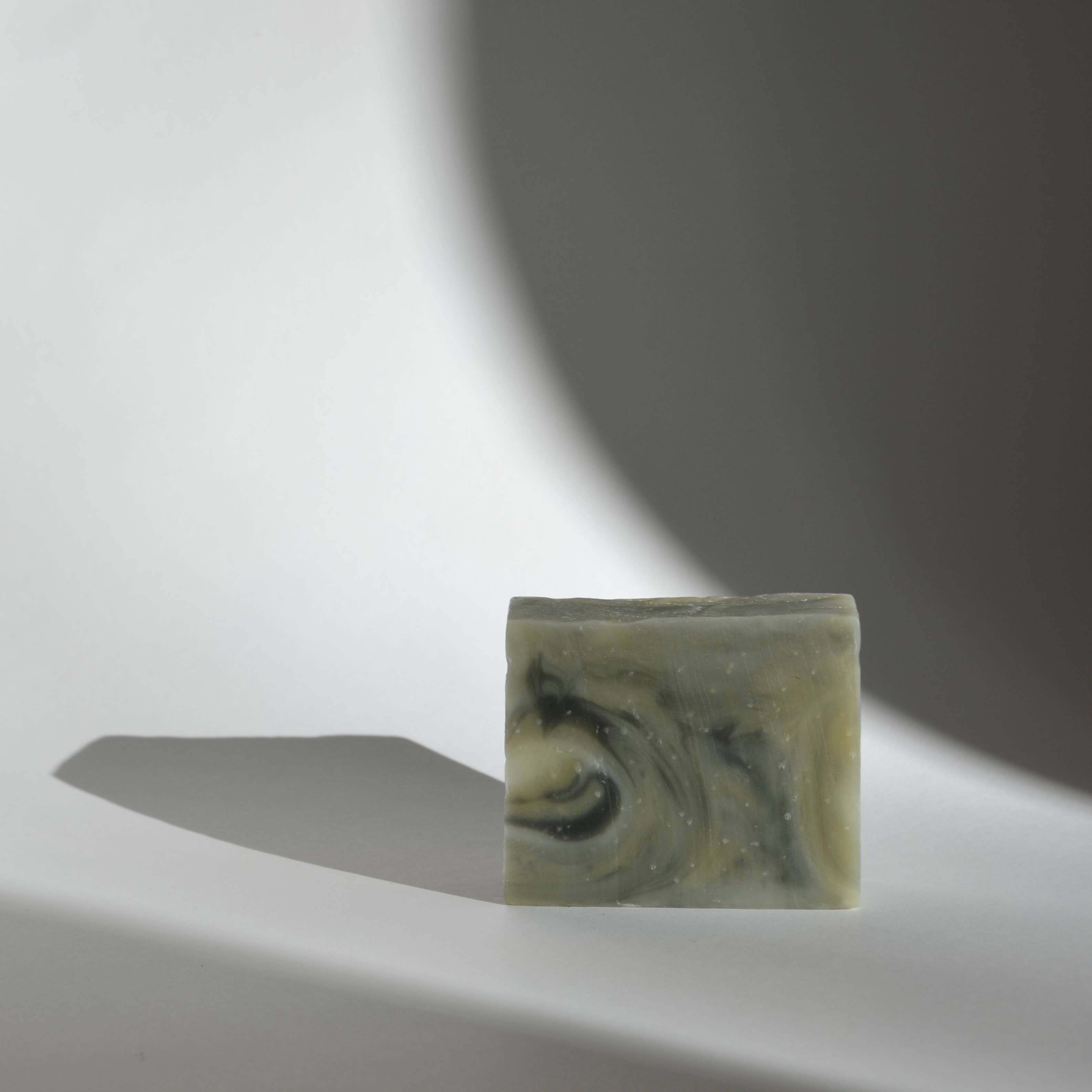 Savon & Sjippe - Vente Pains de savon - Savon Bonne mine au charbon actif et argile verte - peau mixte à grasse1