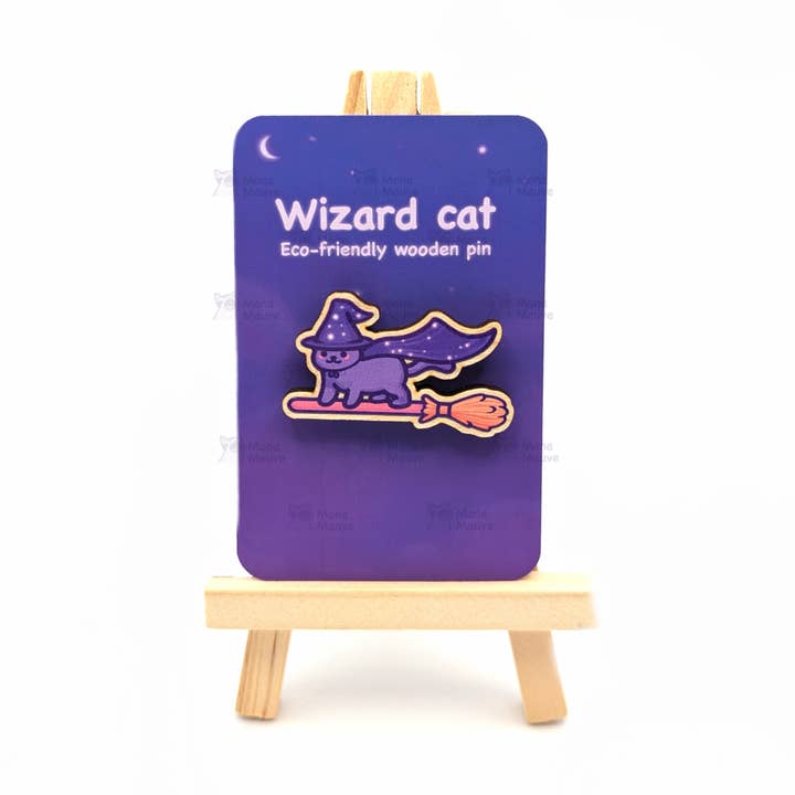 Spilla a forma di gatto mago | Simpatica spilla in legno per Halloween per la vendita all'ingrosso da parte di Mona Mauve • Silly Art!