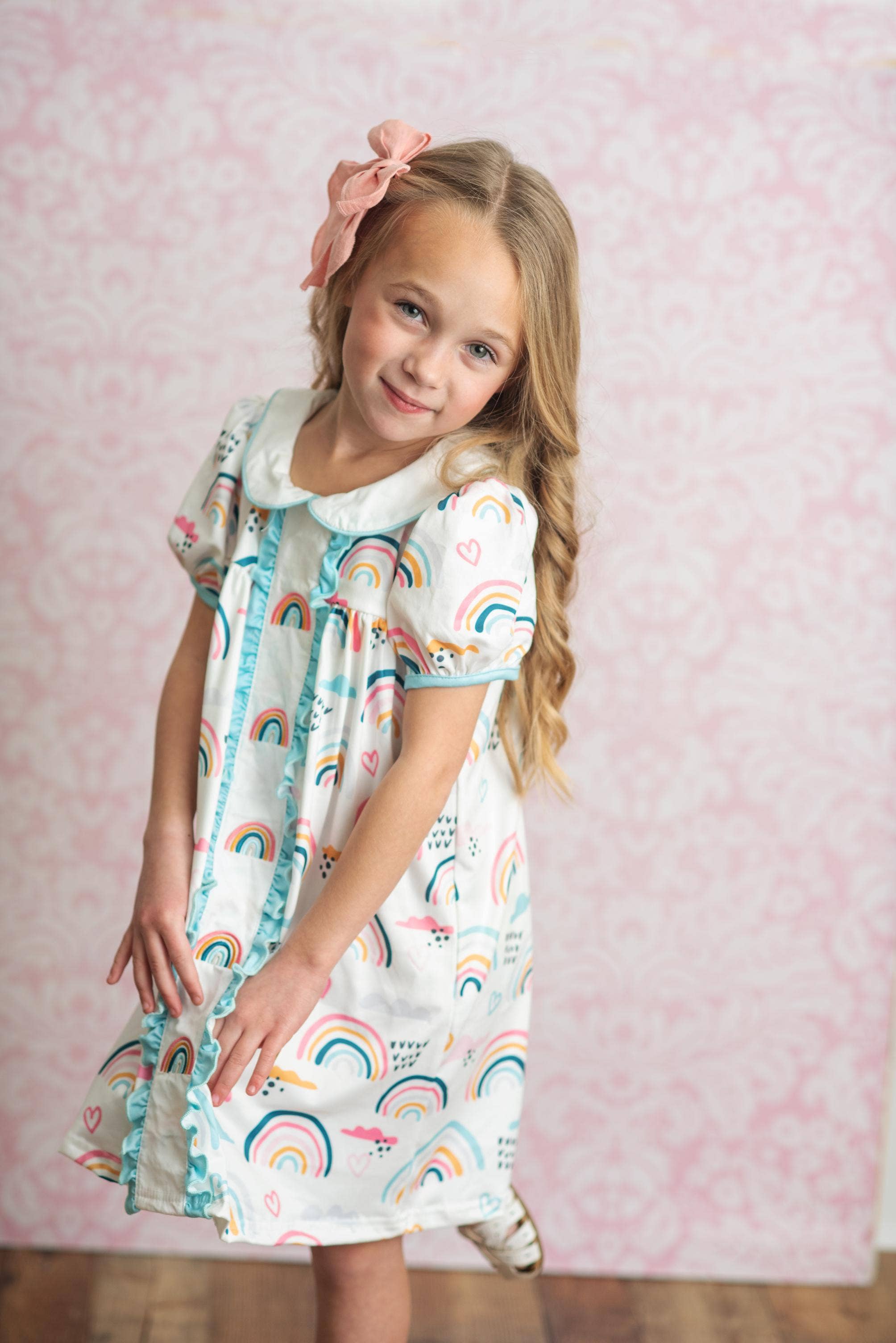 Wren & James - Vente Robe – enfant - Robe d'école brodée à col arc-en-ciel pastel pour enfants4