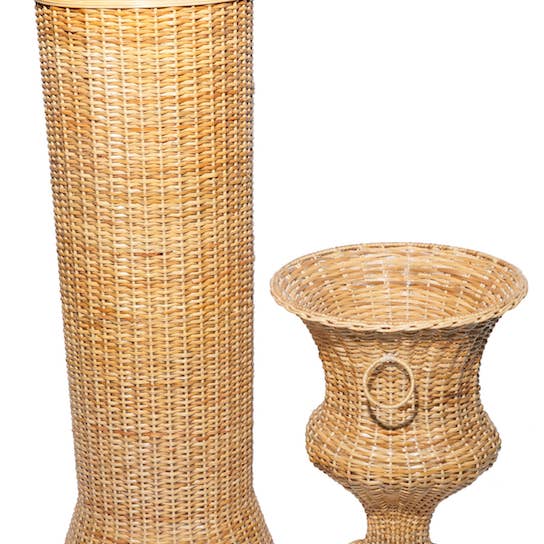 Urna redonda de mimbre y pedestal para venta al por mayor de The Enchanted Home