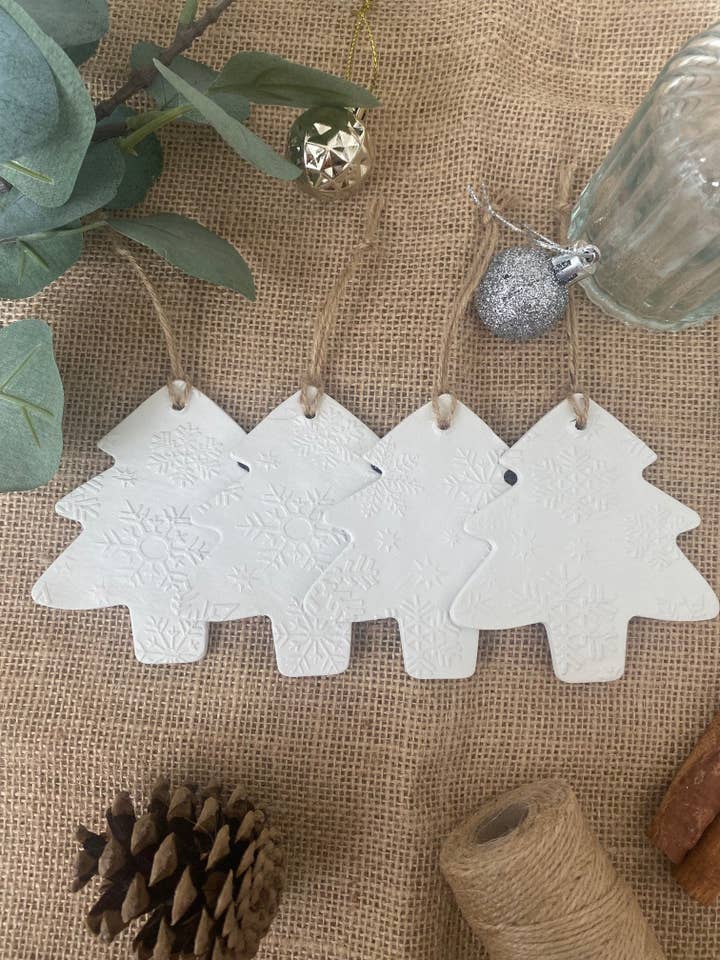 Uppsättning av 4 - Texturerad vit julgran lera dekoration | C för wholesale av Amberleigh Home Crafts