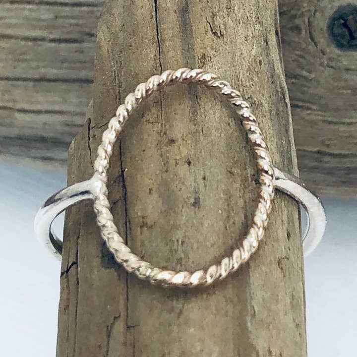 Bague ovale texturée pour la vente par Laura J Designs