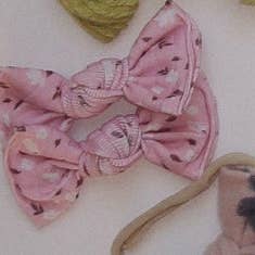 Taffy Dainty Floral BloomCLIPS eller Nylon Hårband för wholesale av Bloom Headwraps