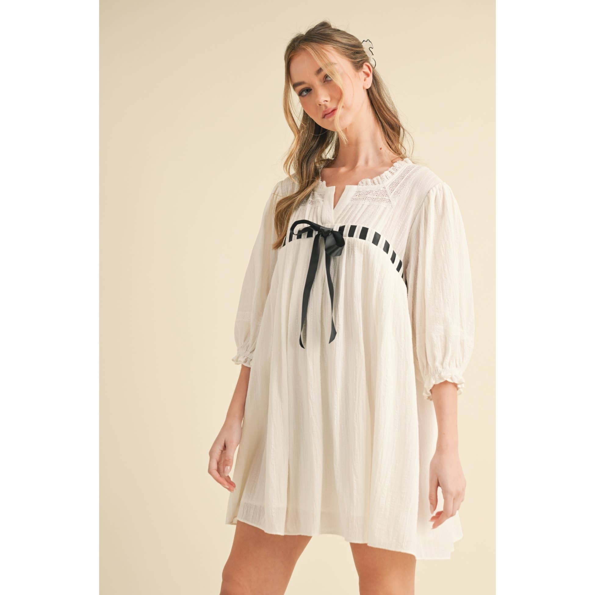 Camellia - Vente Robe – femme - ROBE À MANCHES MI-LONGUES AVEC ENCOLURE CARRÉE ET DÉTAILS EN DENTELLE0