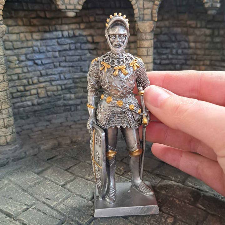 Timeline Gifts Ltd – wholesale Decorative figurine – Metal Knight Statue - Fleur and Lion Shield4