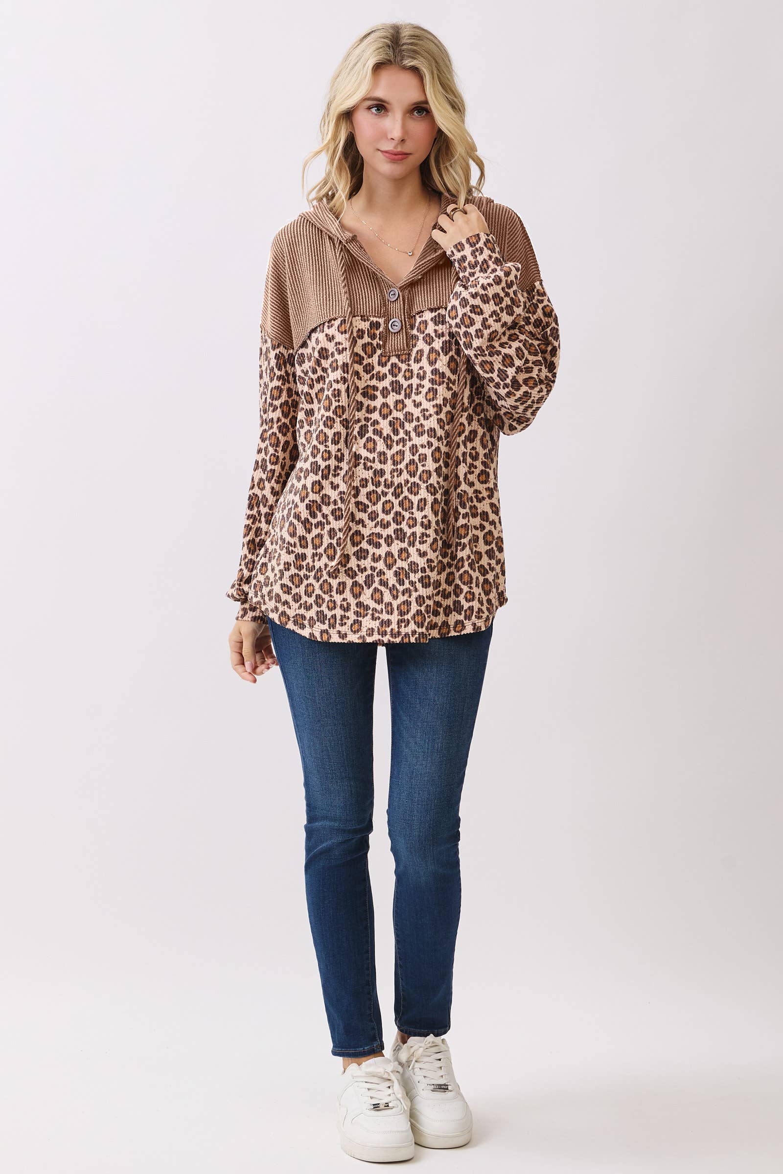 7th Ray – wholesale Hoodie - Dam – Leopardmönstrad huvtröja med knappar framtill och dragsko T611815