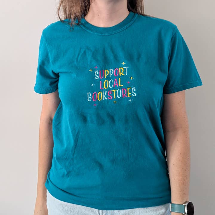Soutenez les librairies locales T-shirt brodé pour la vente par Bona Fide Bookworm