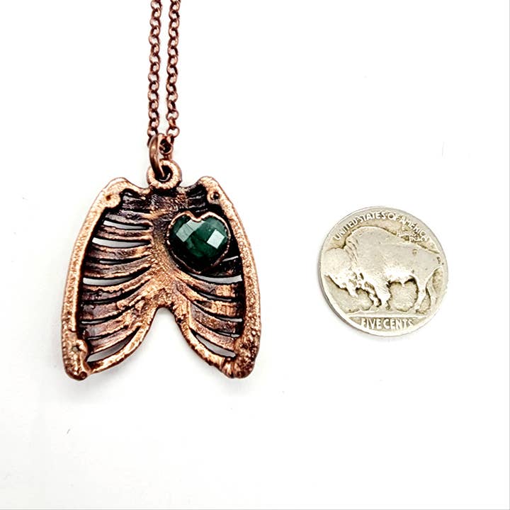 MergingMetals – Engroshandel Halskæde med vedhæng – Vogtet Kærlighed Facetteret Smaragd Halskæde / Anatomi, Ribbenbur3