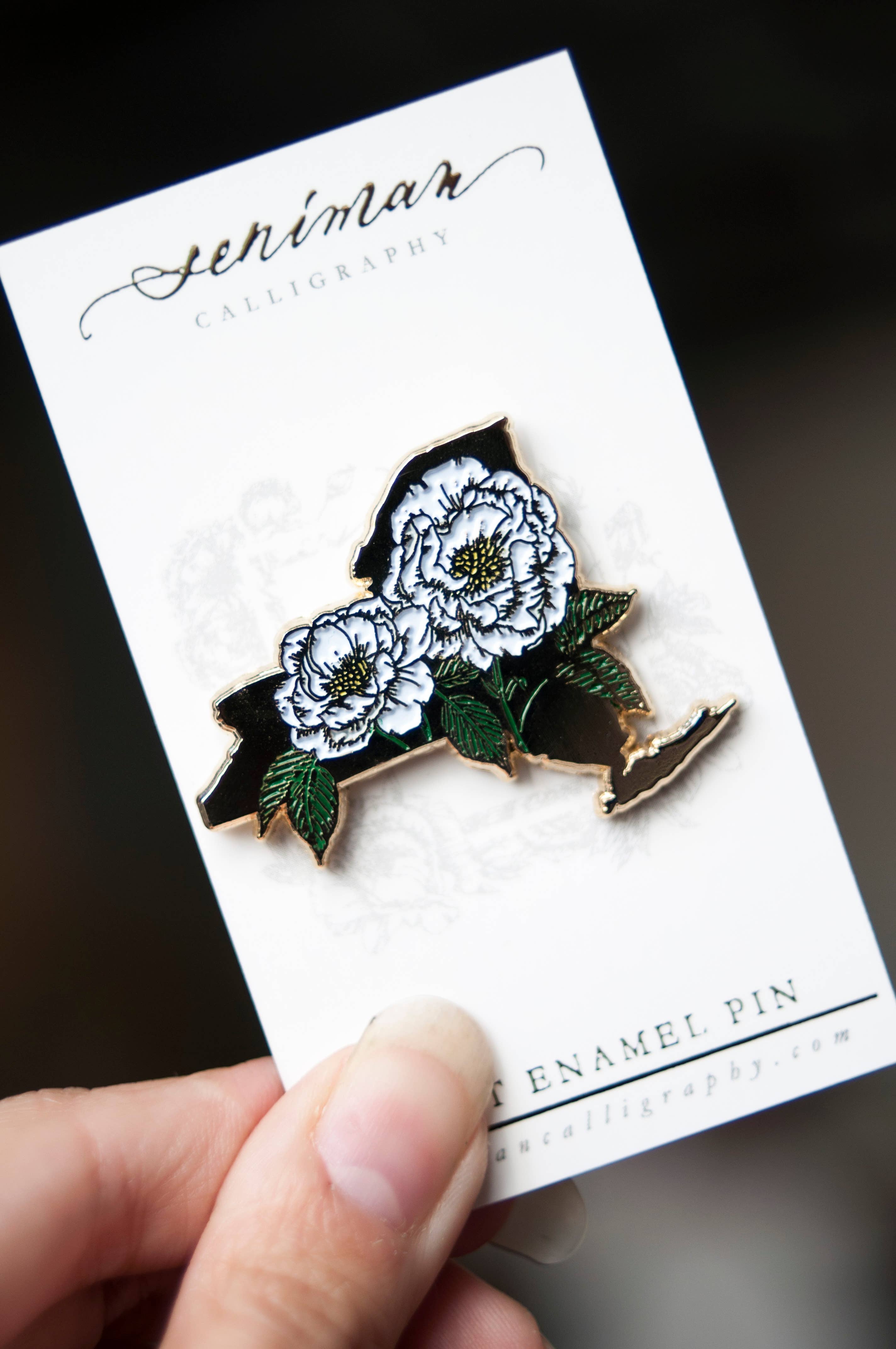 Seniman Calligraphy - Vente Épinglettes/boutons - Broche en émail en or rose blanc de New York1