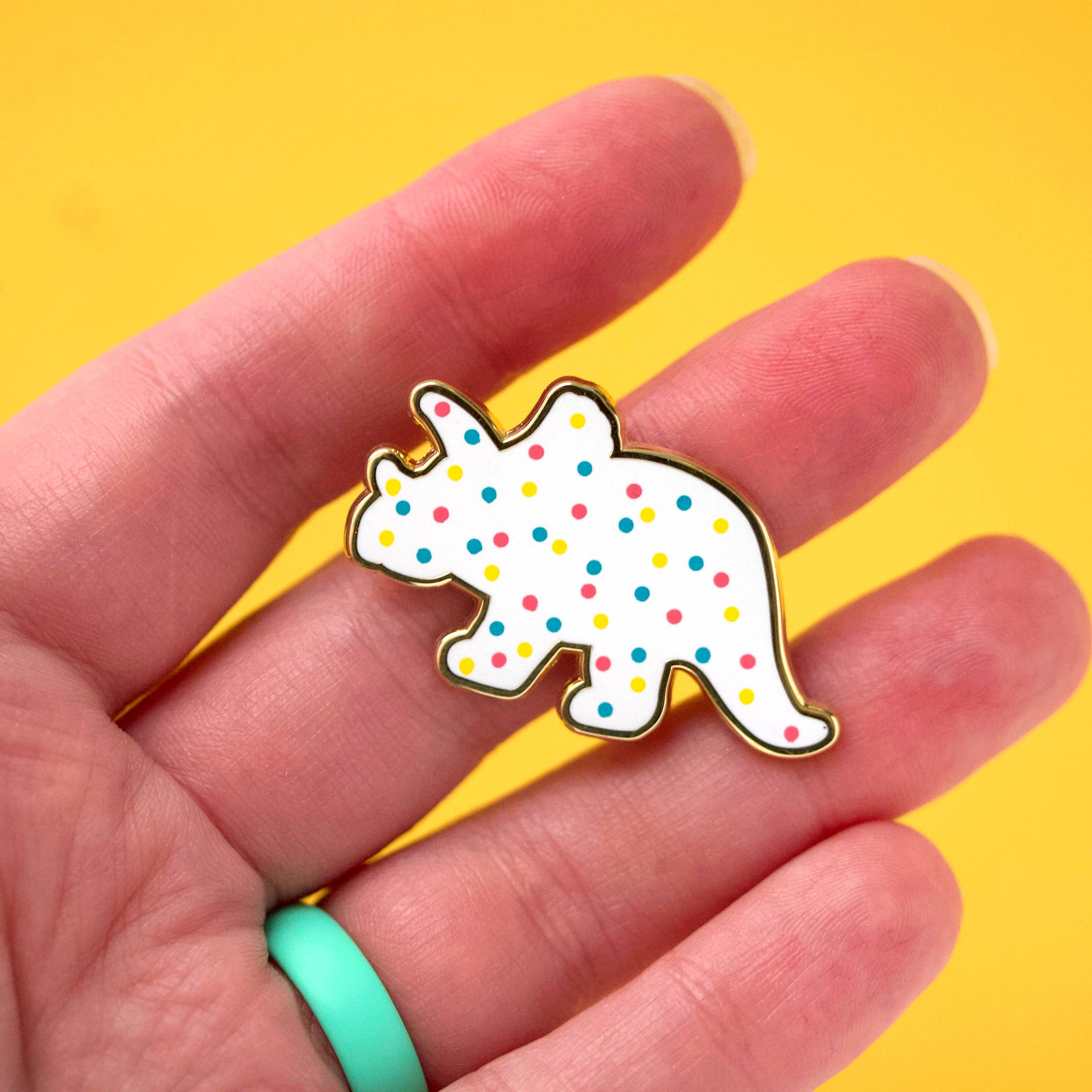 LuxCups Creative – wholesale Nål och knapp för kavajslag – Triceratops Dino Cookie Pin3