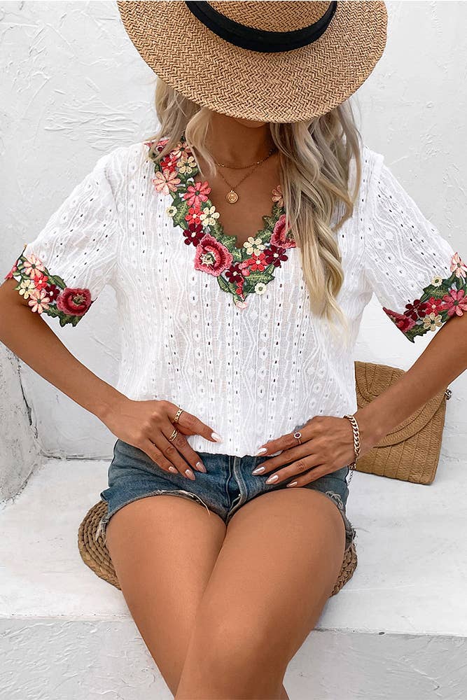 UNISHE - Wholesale Blouse - Women's - Plain Eyelet V Neck Embroidery Lace Blouse YBL0782