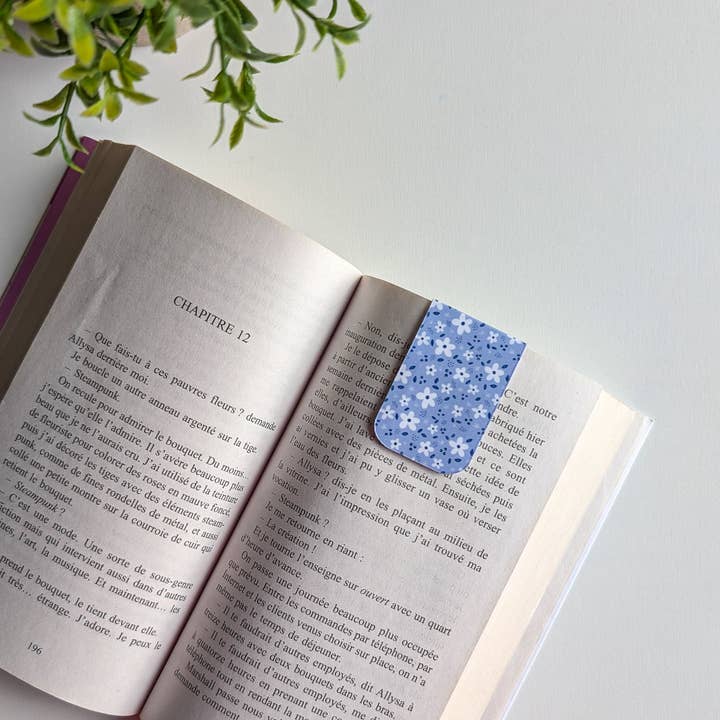Avril & Novembre - Wholesale Bookmark - Magnetic Bookmark - Small White Flowers - Purple Background1