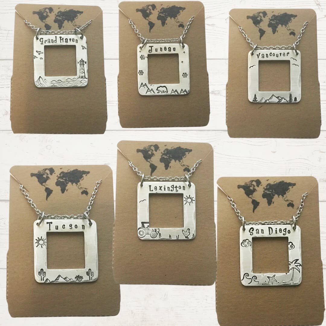 Jamie Haley Designs - Vente Colliers à pendentif - Collier « Window to Your Town » personnalisable en couleur argent2