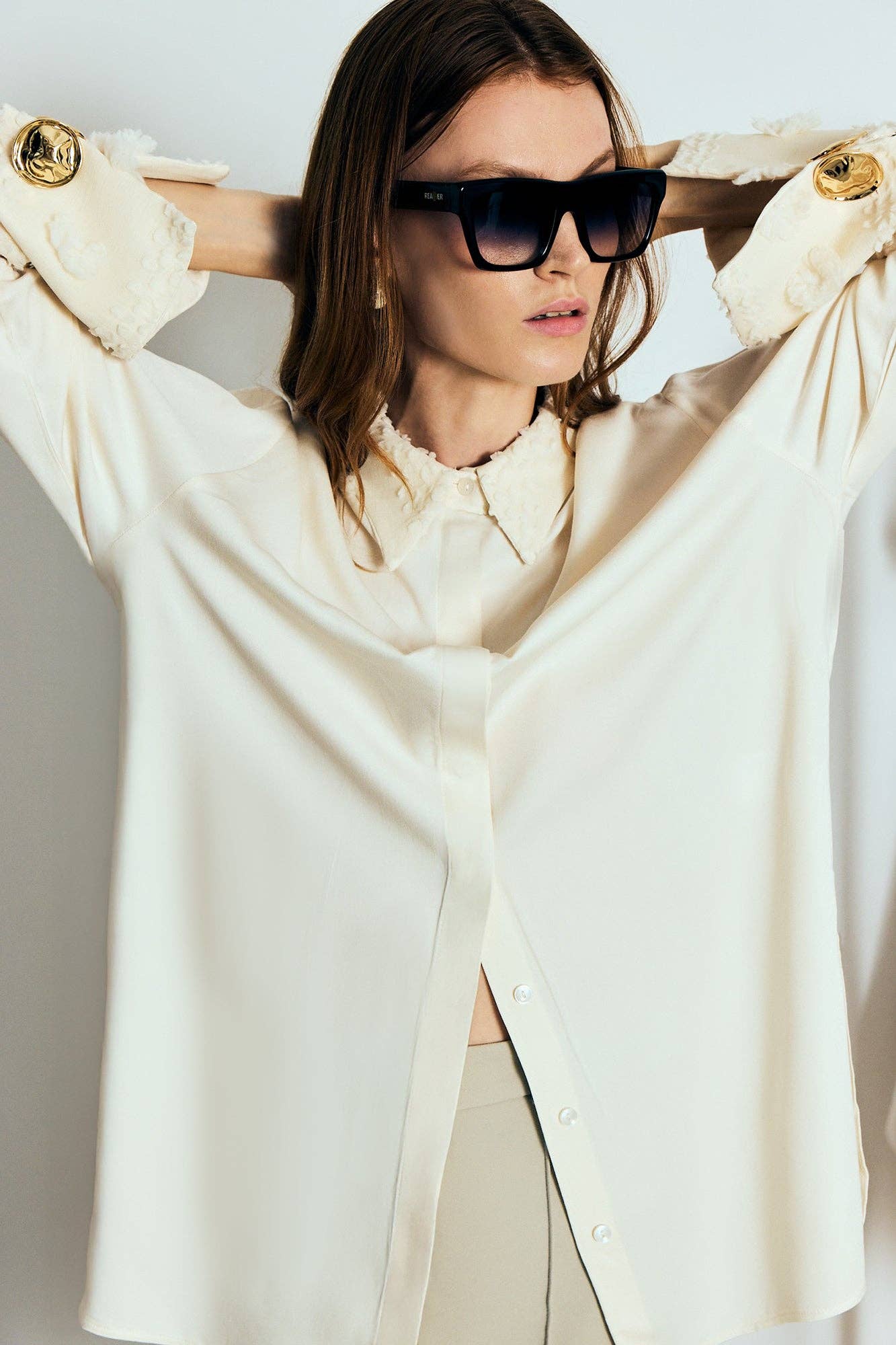 Krem Broderet Krave & Manchet Viskose Skjorte – Elfenbens Elegance for engroshandel på Faire2