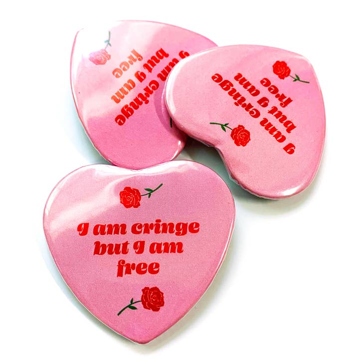 Krystan Saint Cat - Vente Épinglettes/boutons - Bouton pinback en forme de cœur I Am Cringe But I Am Free1