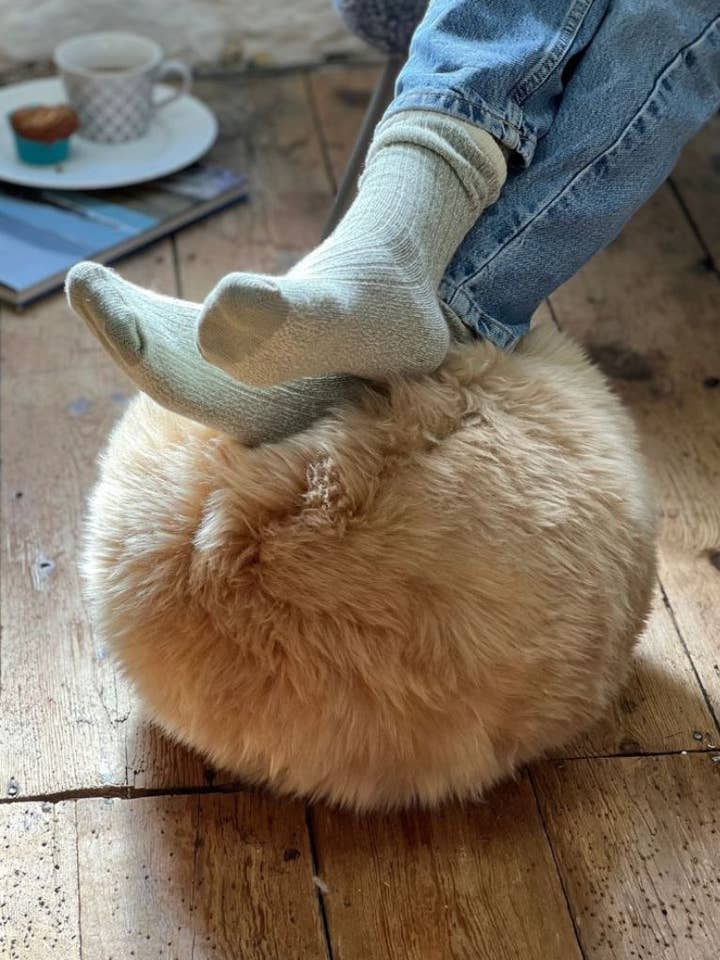 Boule en peau de mouton | Beige caramel britannique | Boule à coussin pour la vente par Owen Barry Ltd
