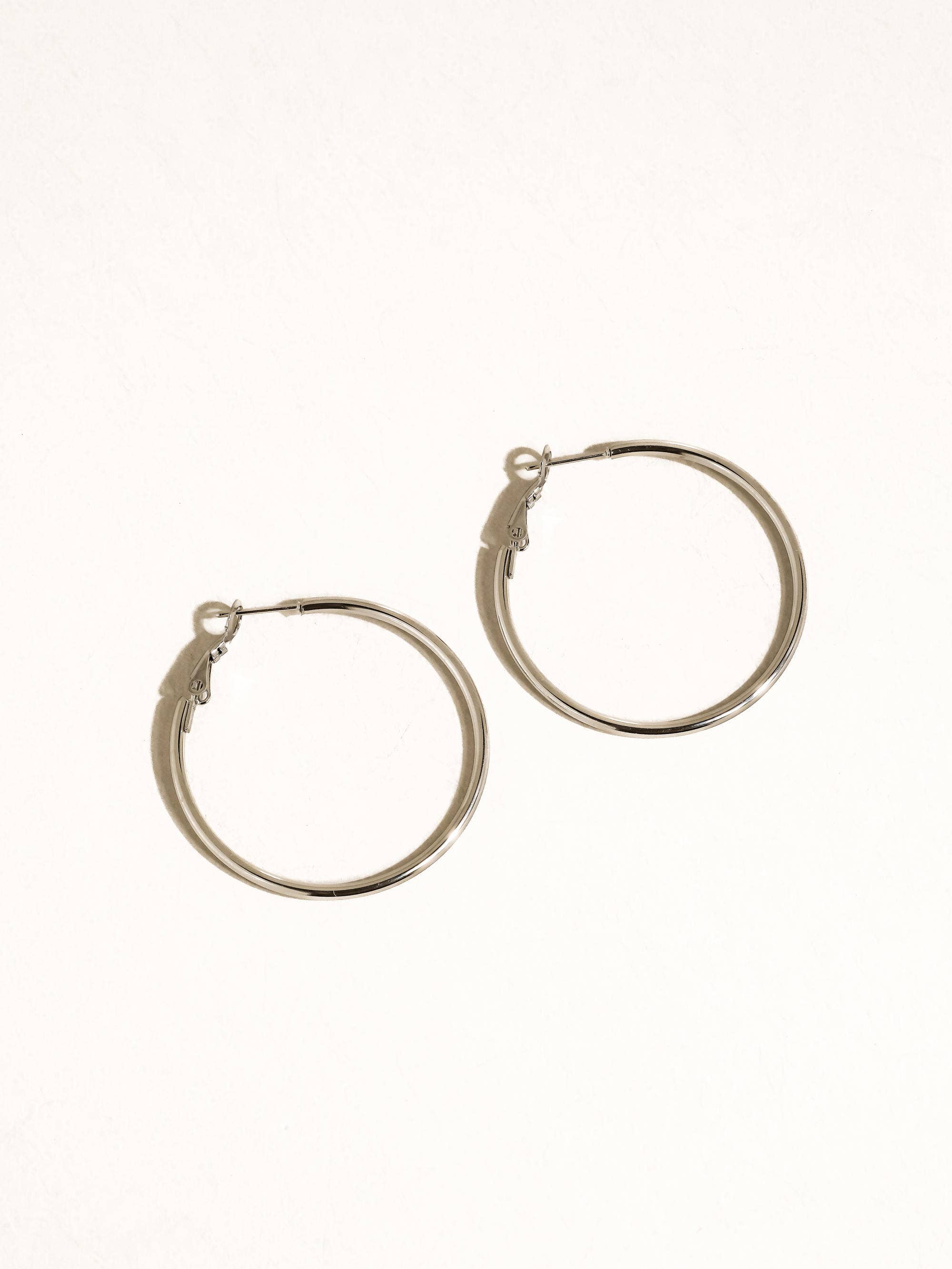 Flânerie by MAIQ - Wholesale Hoop Earrings - Eska 18K Gold Non-Tarnish Classic Thin Hoop Earring1
