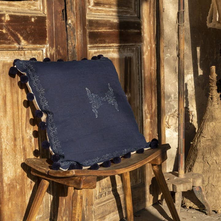 Lineage Botanica – Großhandel Zierkissen – Kissen: Handgewebter antiker ungarischer Hanf, wachsresistent gefärbt Indigo - P2042