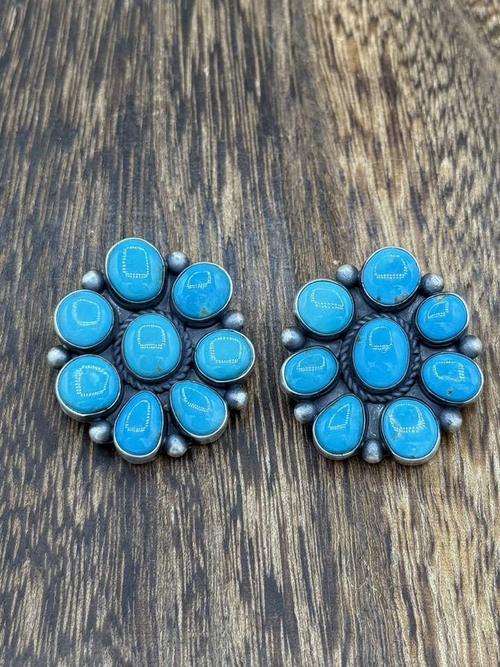 Navajo handgefertigte Ohrringe aus Sterlingsilber mit Kingman-Türkis-Cluster von Tricia Smith für den Großhandel von Native City Jewelry