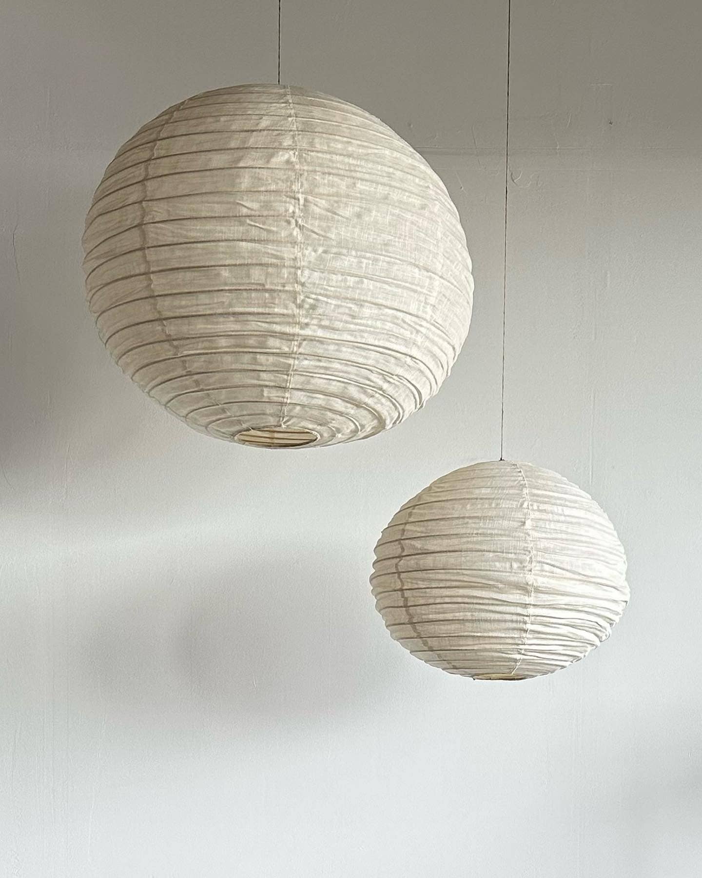 Office Objets - Wholesale Chandelier/Hanging Light - Medium round Japanese-style pendant light in rattan and natural linen D:4054