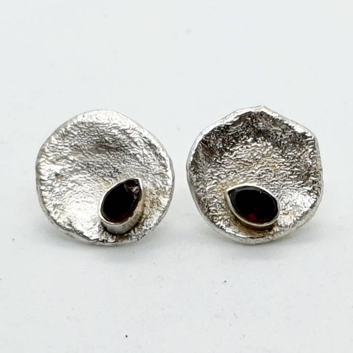 Orecchini rotondi in argento fuso e granato per la vendita all'ingrosso da parte di K.DesignJewelry