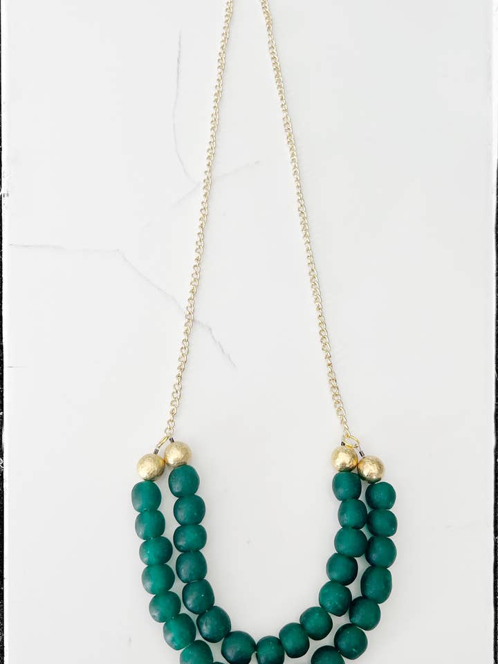 Collier à double chaîne avec perles de verre recyclées dorées et vert émeraude pour la vente par GentrybyJenna