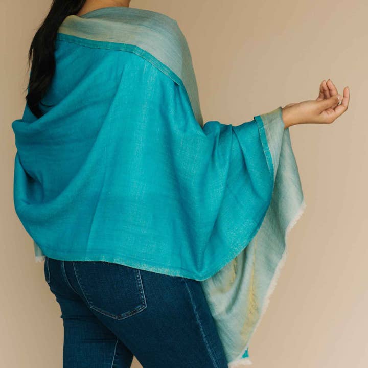 Châle en pure laine bleu turquoise Serene pour la vente par Embrace