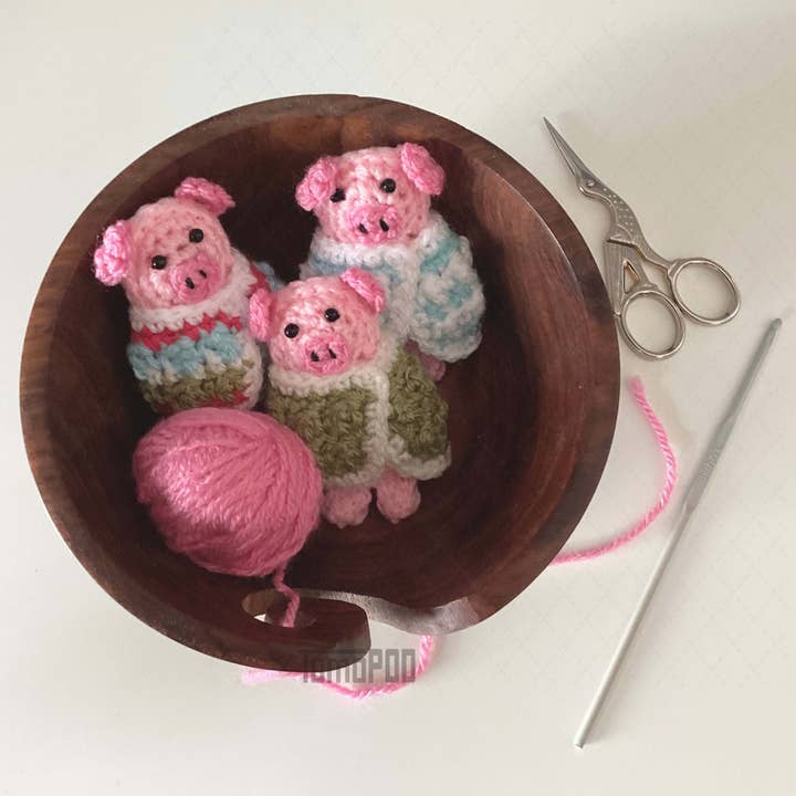 TOMOPOD LLC – wholesale Ornament set – Crochet Pig in a Blanket, Christmas Tree Decor, Door Hanger