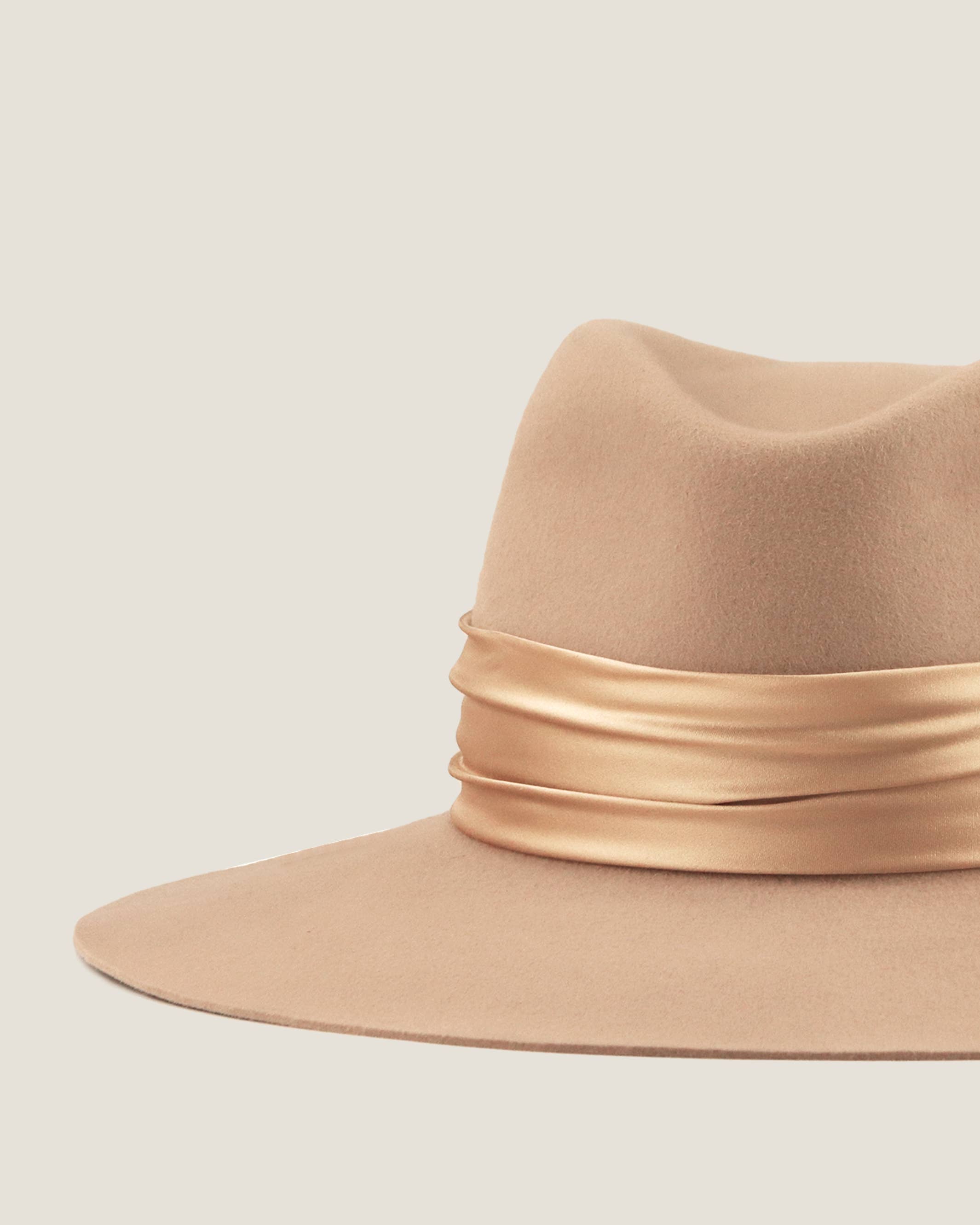 DILARA LATROUS – Engroshandel Bucket hat - Dame – Filt Hat MONTBLANC nøgen med nøgen silkebånd2