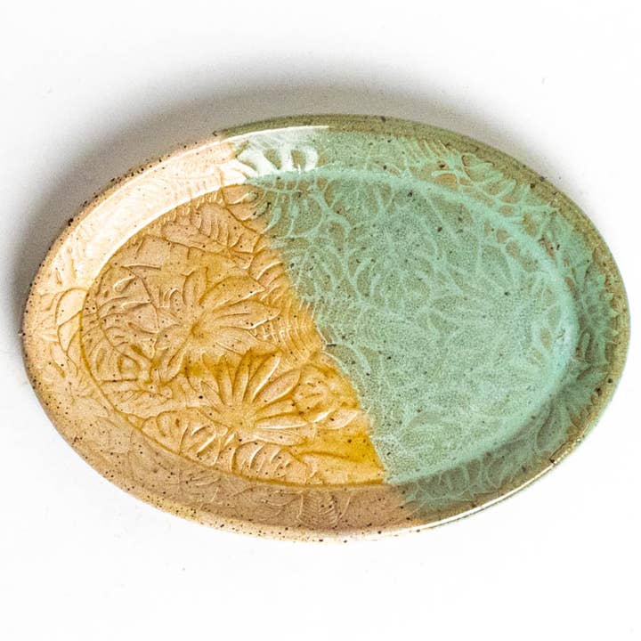 Plato Oval de Cerámica Hecho a Mano en Ohio Tropical Verde para venta al por mayor de White Squirrel Clayworks