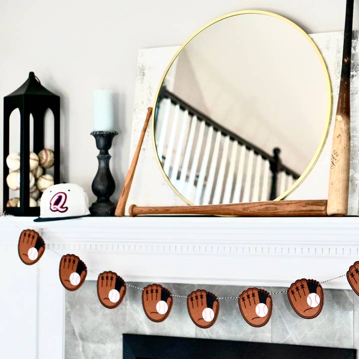 Guirlande de gants de baseball et balles en feutre pour la vente par Decomod