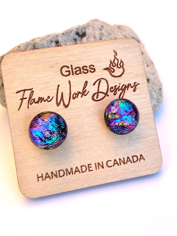 Dichroïsche glazen nopjes - Rainbow Teal - 9mm voor wholesale door Flame Work Designs - Glass Jewelry