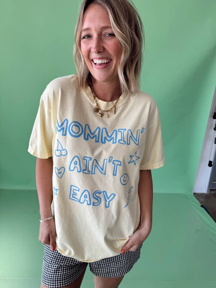 Mommin' Ain't Easy T-shirt voor wholesale door Jules Co