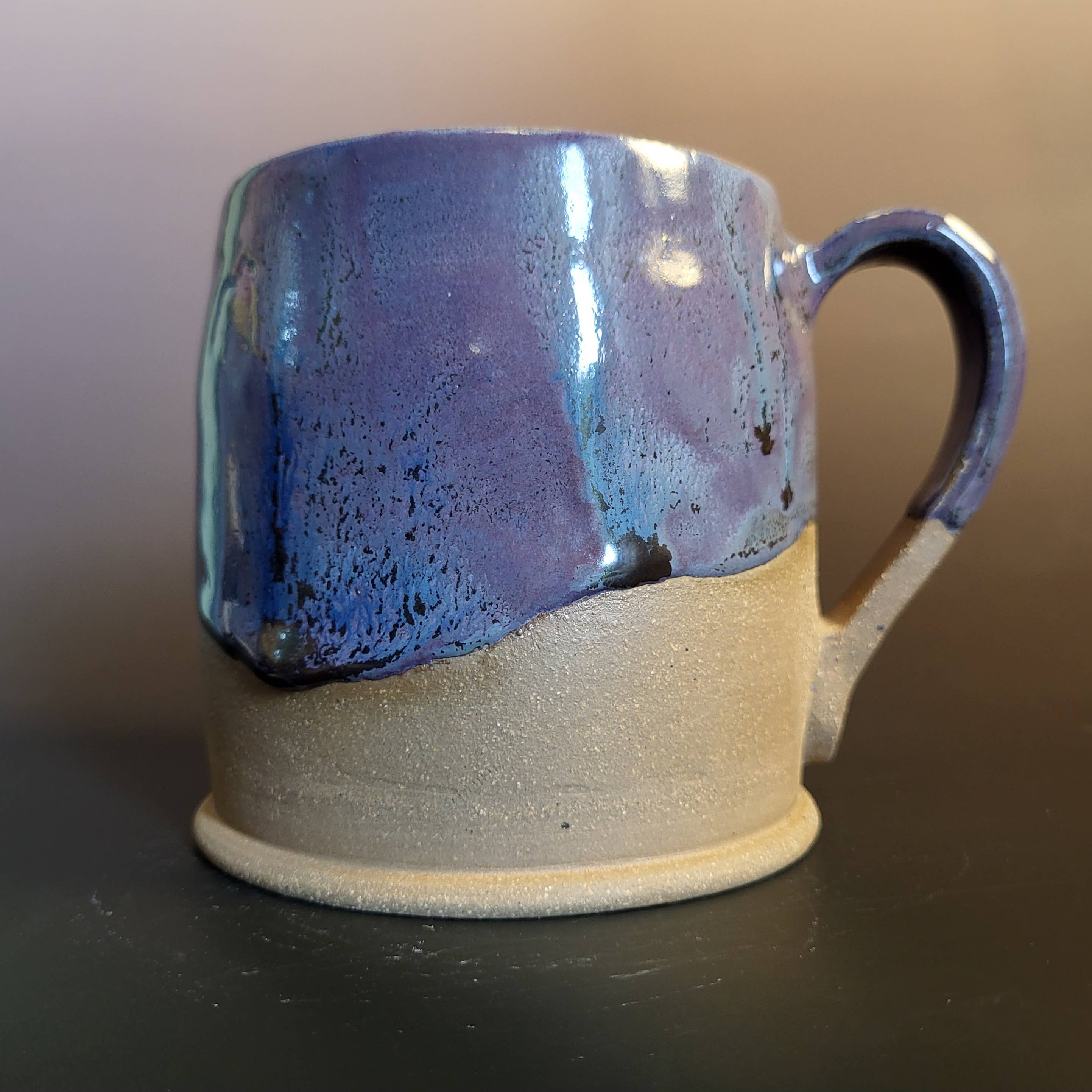 Divine Vessels Pottery – wholesale Kaffekoppar – Trollsländamugg med lila och blå glasyr2