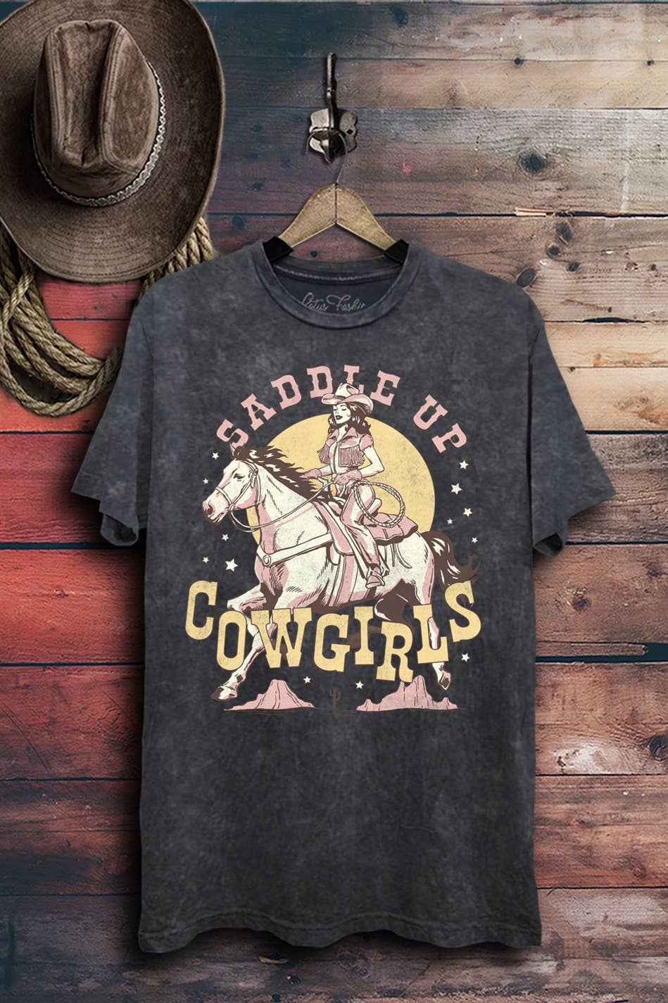 Lotus Fashion Collection – wholesale T-shirt med logga - Dam – Saddle Up Cowgirls Grafisk Topp7