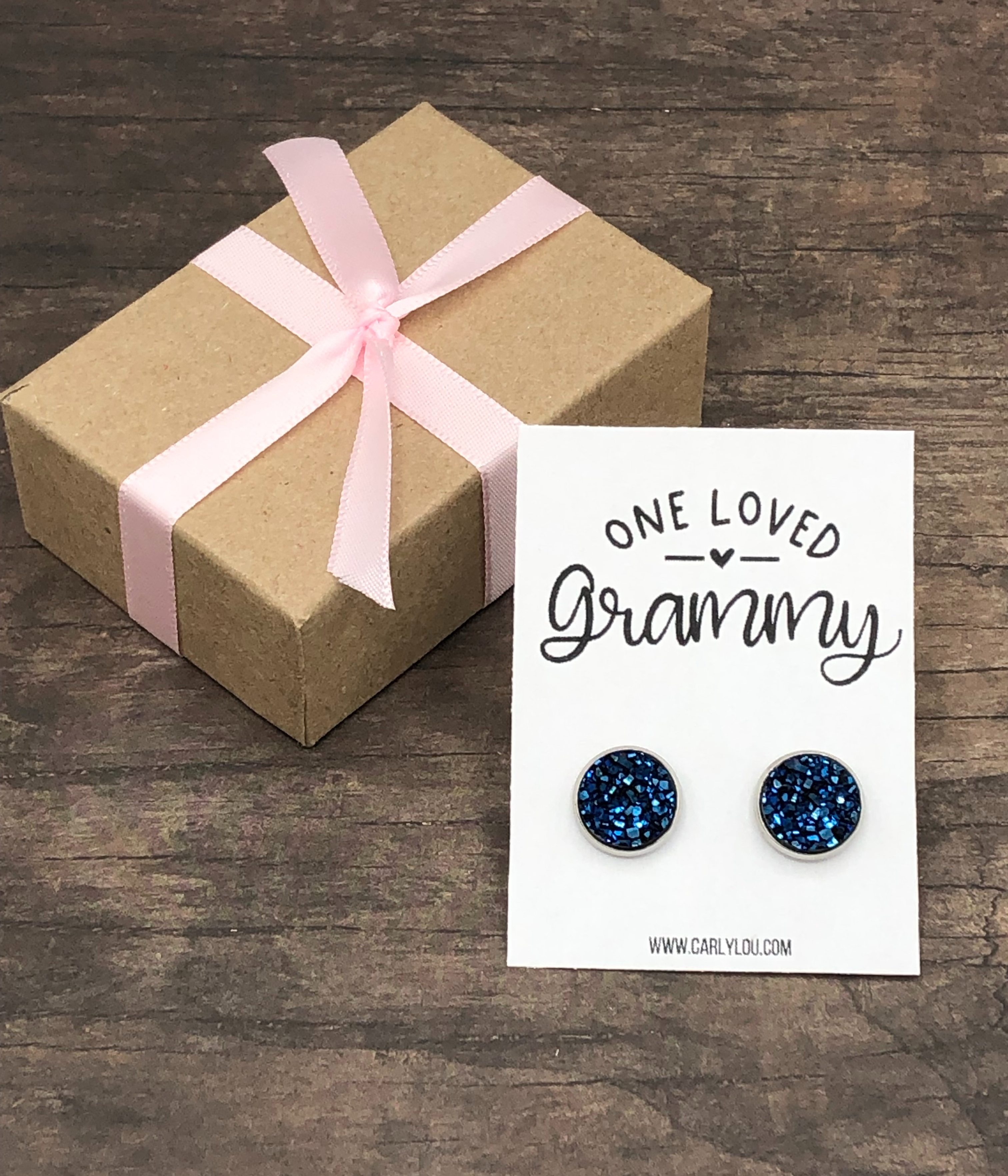Carly Lou - Vente Clous d'oreille - Boucles d'oreilles One Loved Grandma, cadeau pour la fête des mères3