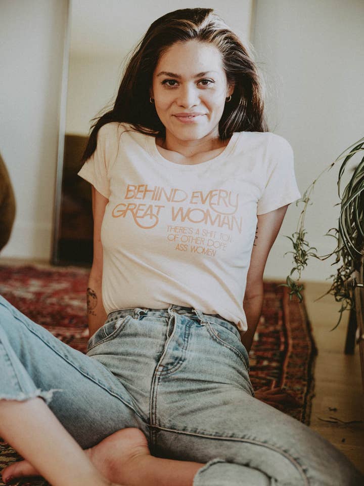 Detrás de cada gran mujer... | Camiseta gráfica para mujer para venta al por mayor de The Bee & The Fox